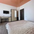 в номере: холодильник, телевизор, кондиционер, душ и туалет