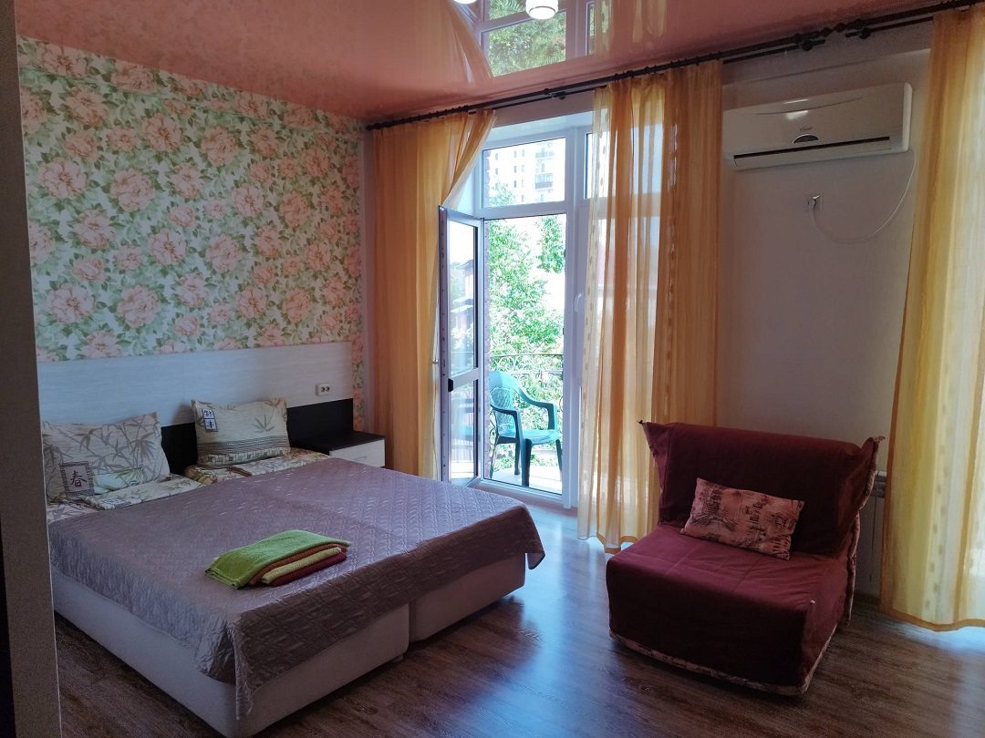 в номере: холодильник, телевизор, кондиционер, душ и туалет