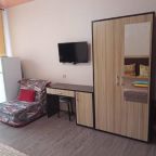 в номере: холодильник, телевизор, кондиционер, душ и туалет