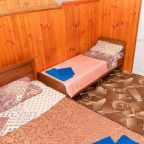 в номере: холодильник, телевизор, кондиционер, душ и туалет