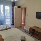 в номере: холодильник, телевизор, кондиционер, душ и туалет