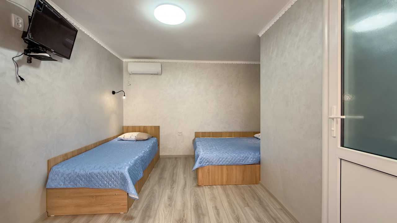 в номере: холодильник, телевизор, кондиционер, душ и туалет