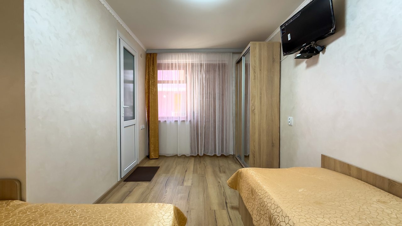 в номере: холодильник, телевизор, кондиционер, душ и туалет