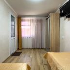 в номере: холодильник, телевизор, кондиционер, душ и туалет