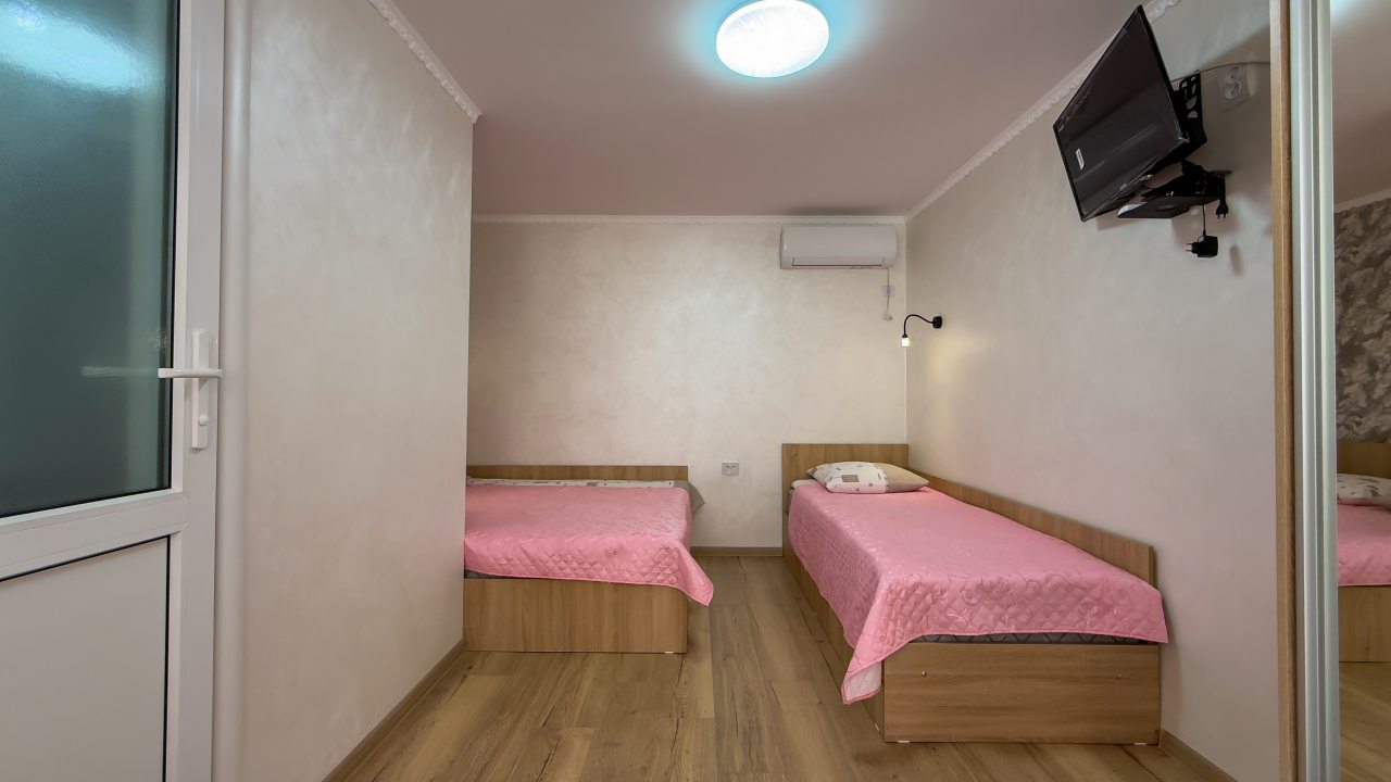 в номере: холодильник, телевизор, кондиционер, душ и туалет