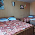 в номере: холодильник, телевизор, кондиционер, душ и туалет