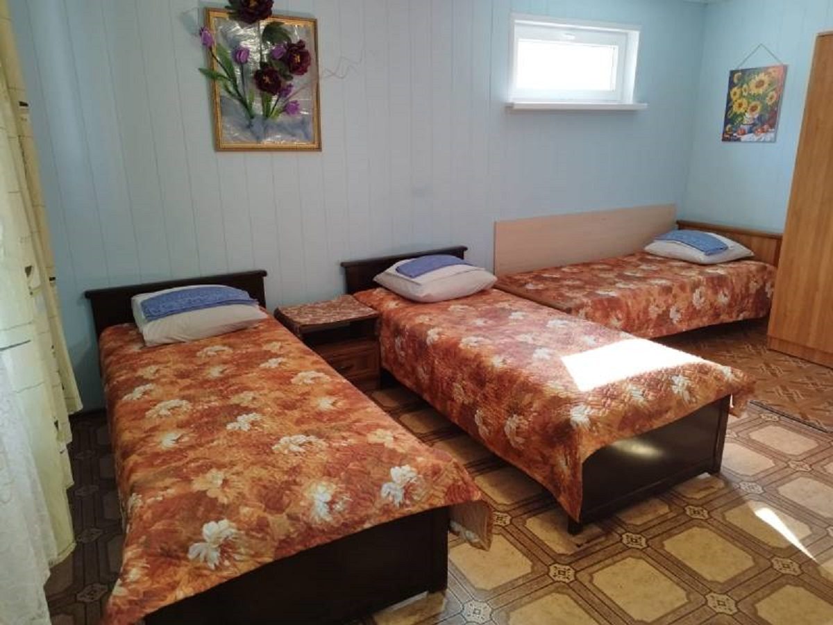 в номере: холодильник, телевизор, кондиционер, душ и туалет