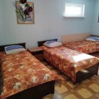 в номере: холодильник, телевизор, кондиционер, душ и туалет