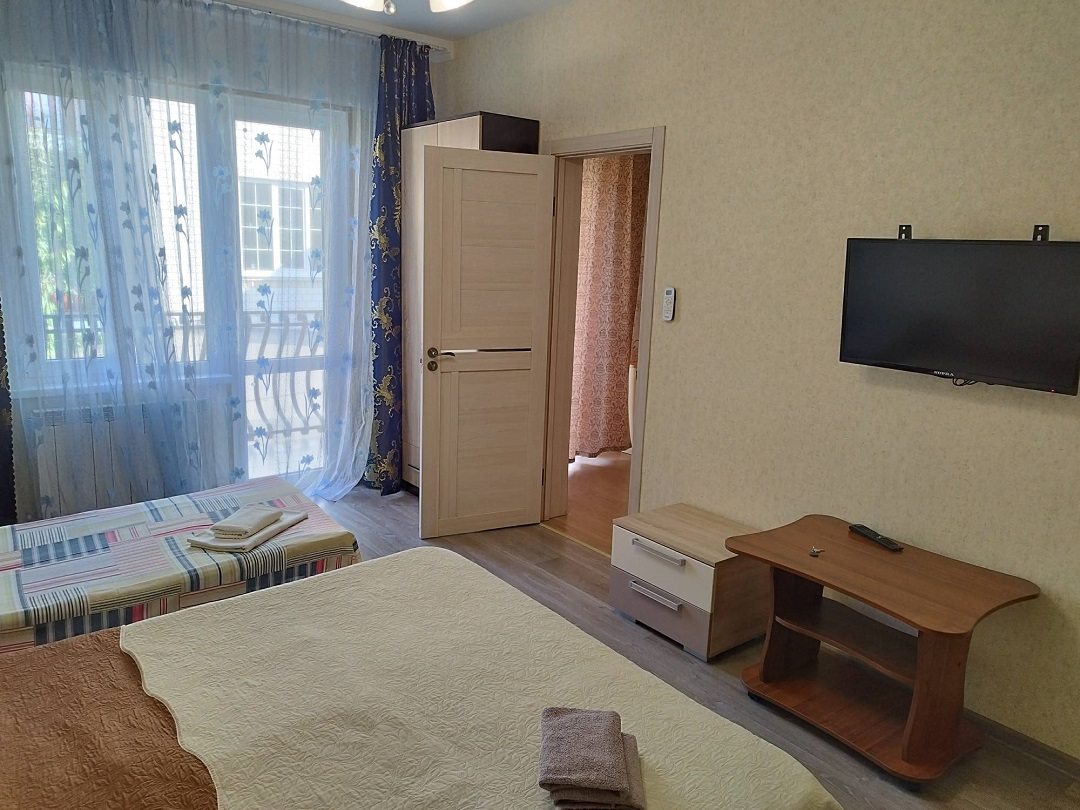 в номере: холодильник, телевизор, кондиционер, душ и туалет