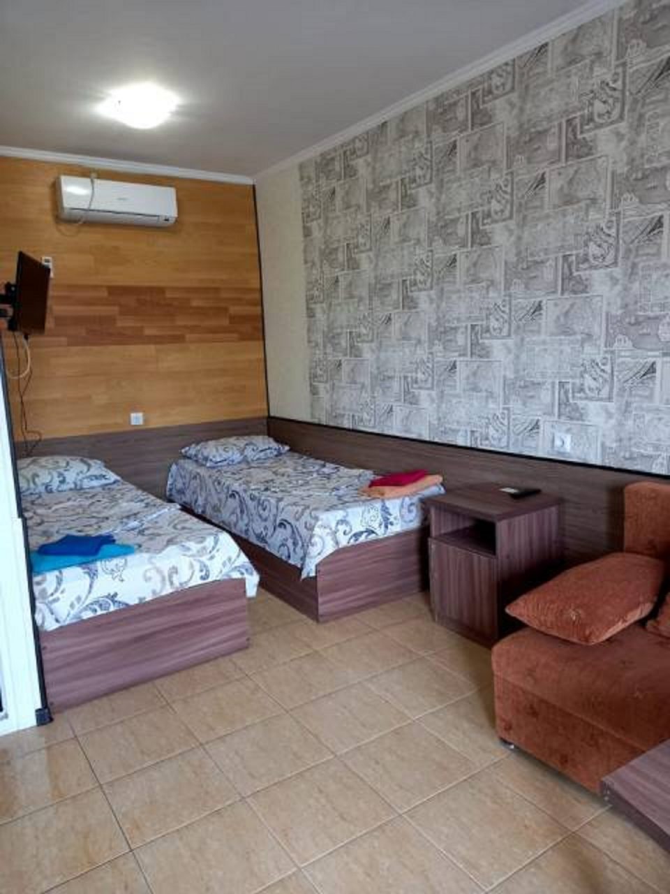 в номере: холодильник, телевизор, кондиционер, душ и туалет