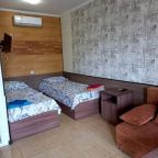 в номере: холодильник, телевизор, кондиционер, душ и туалет