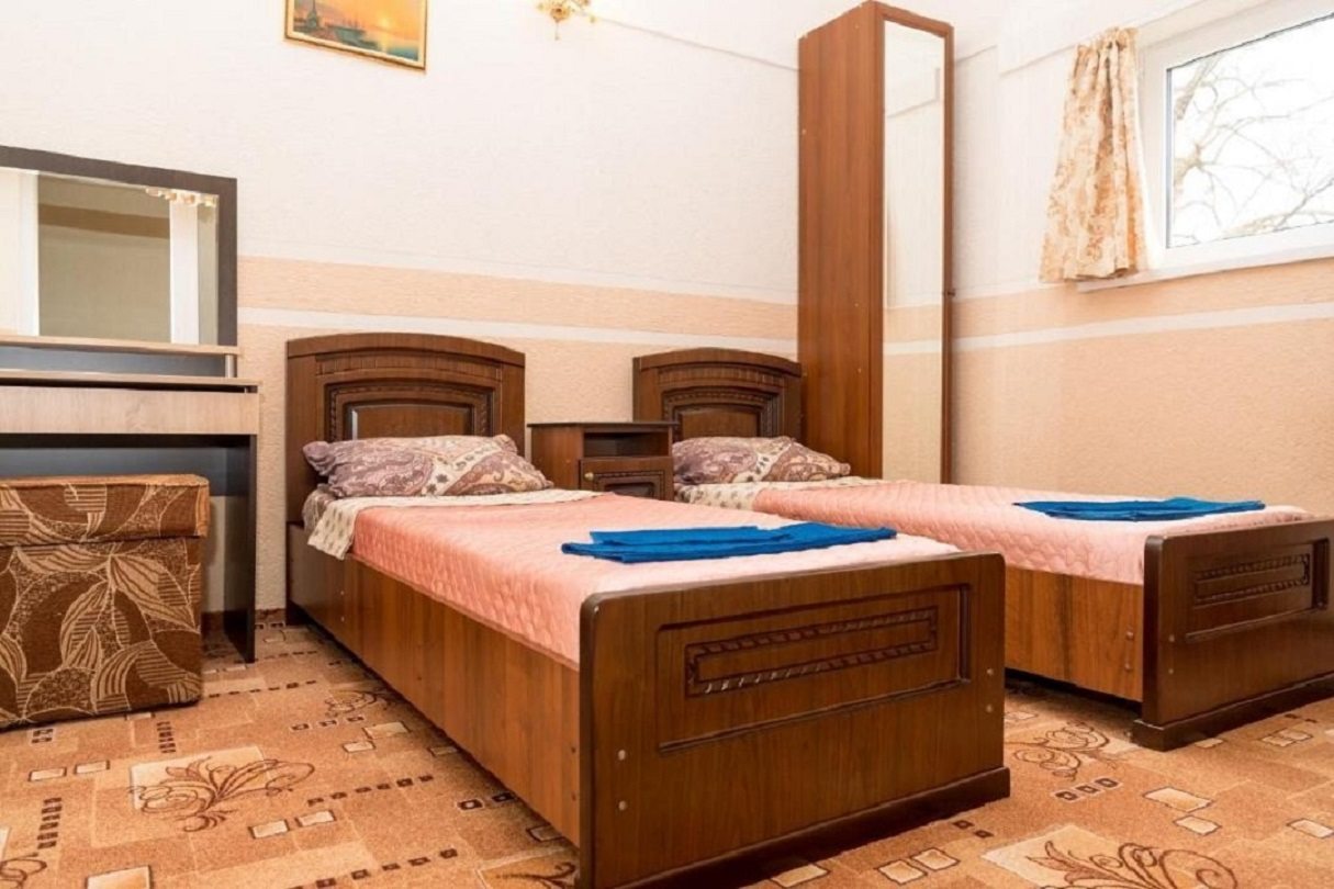 в номере: холодильник, телевизор, кондиционер, душ и туалет