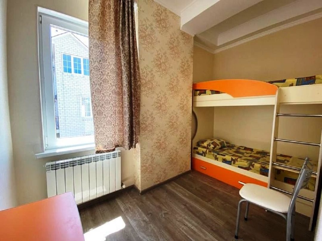 в номере: холодильник, телевизор, кондиционер, душ и туалет