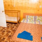 в номере: холодильник, телевизор, кондиционер, душ и туалет