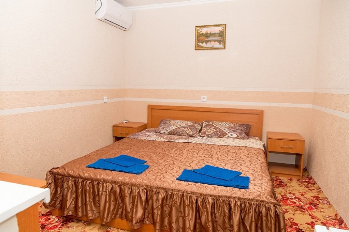 в номере: холодильник, телевизор, кондиционер, душ и туалет