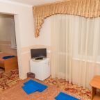 в номере: холодильник, телевизор, кондиционер, душ и туалет