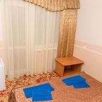 в номере: холодильник, телевизор, кондиционер, душ и туалет