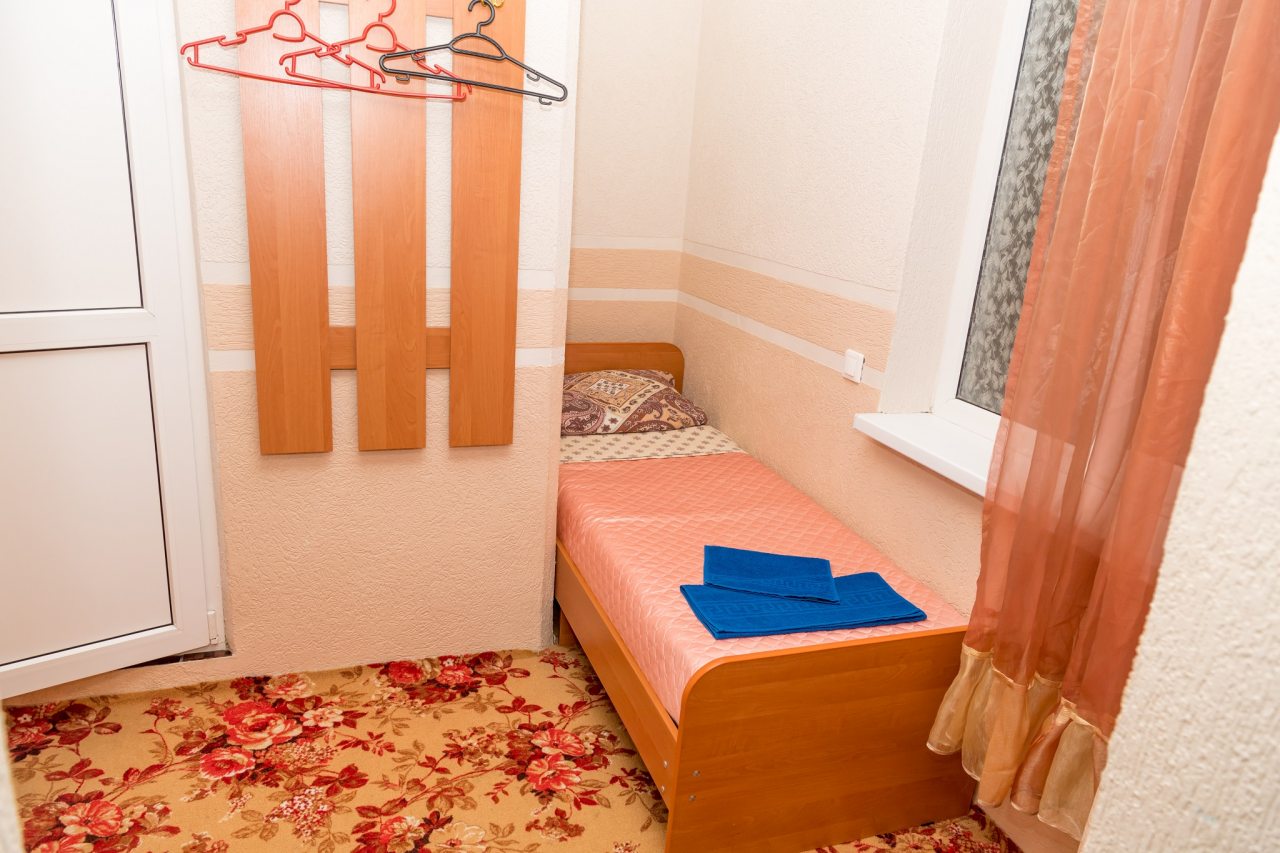 в номере: холодильник, телевизор, кондиционер, душ и туалет