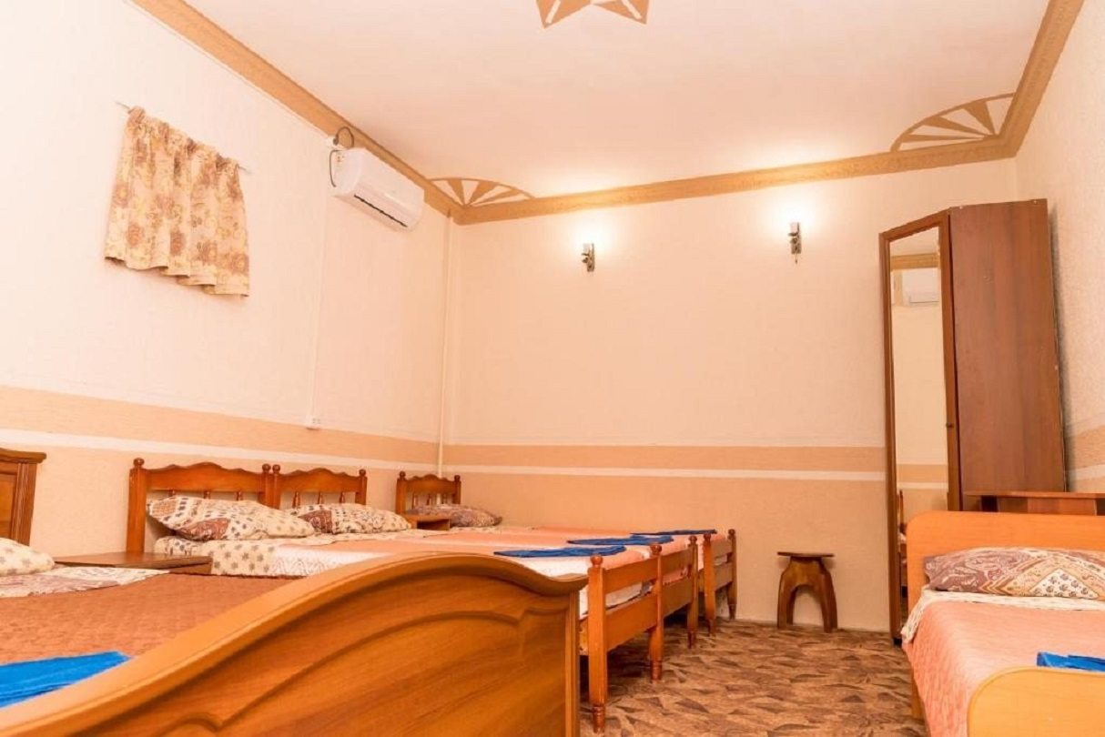 в номере: холодильник, телевизор, кондиционер, душ и туалет