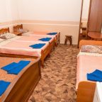 в номере: холодильник, телевизор, кондиционер, душ и туалет