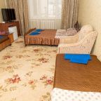 в номере: холодильник, телевизор, кондиционер, душ и туалет