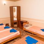 в номере: холодильник, телевизор, кондиционер, душ и туалет