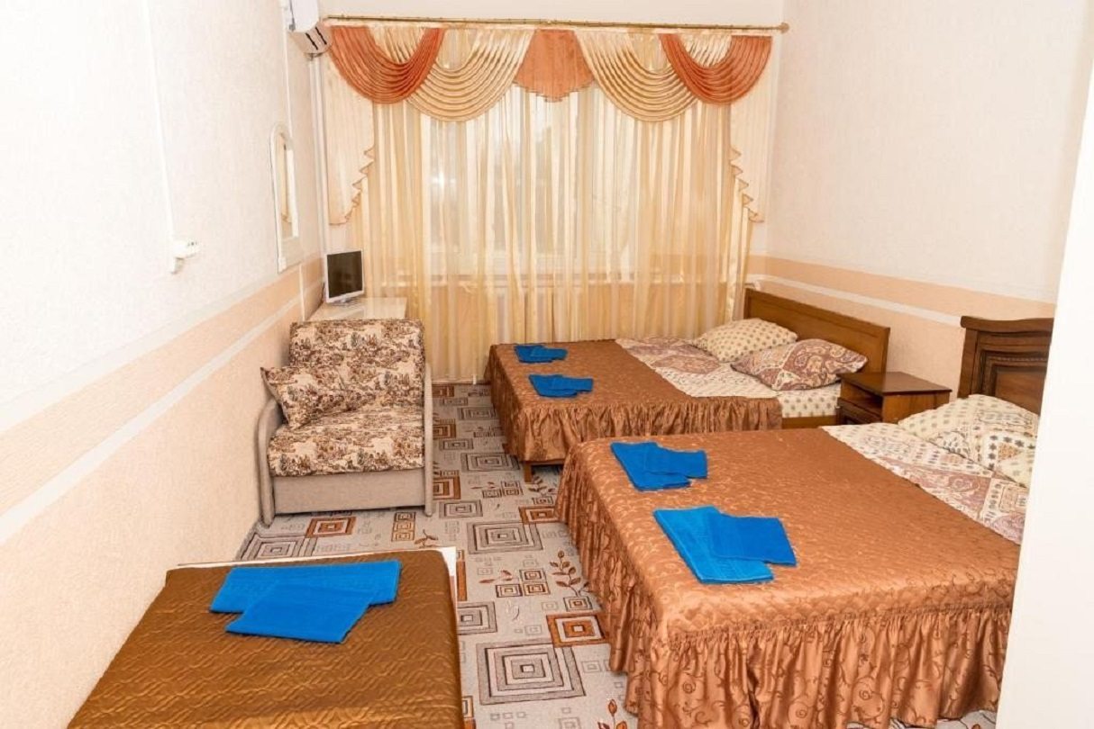 в номере: холодильник, телевизор, кондиционер, душ и туалет