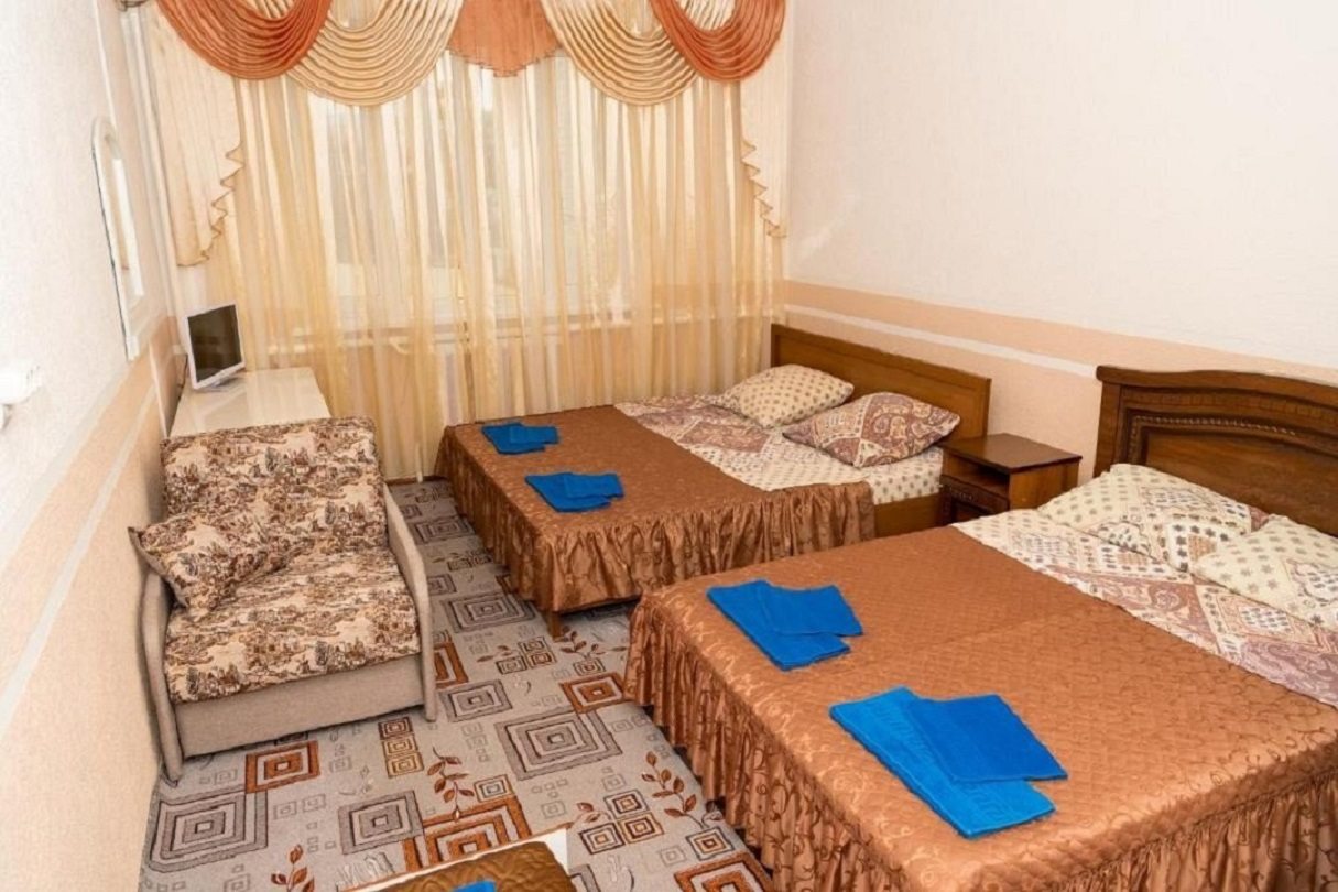 в номере: холодильник, телевизор, кондиционер, душ и туалет