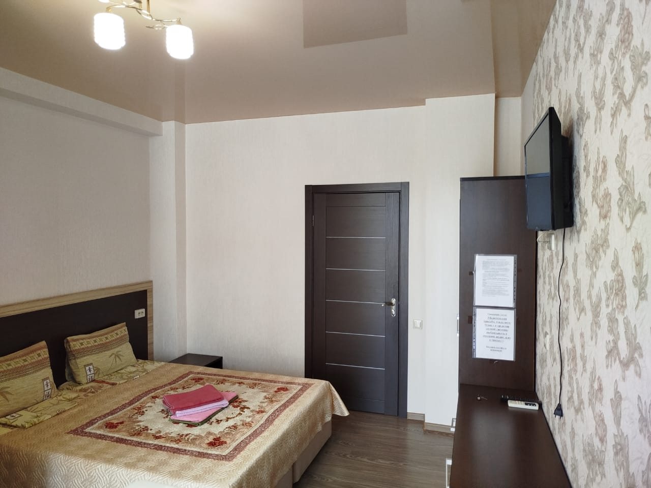 в номере: холодильник, телевизор, кондиционер, душ и туалет