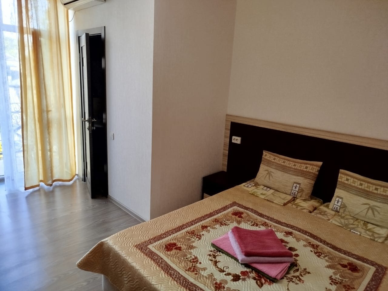 в номере: холодильник, телевизор, кондиционер, душ и туалет