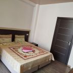 в номере: холодильник, телевизор, кондиционер, душ и туалет