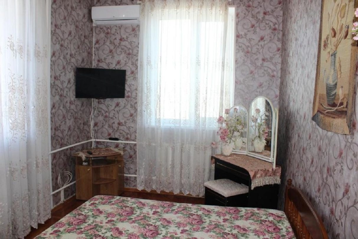 в номере: холодильник, телевизор, кондиционер, душ и туалет