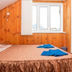 в номере: холодильник, телевизор, кондиционер, душ и туалет