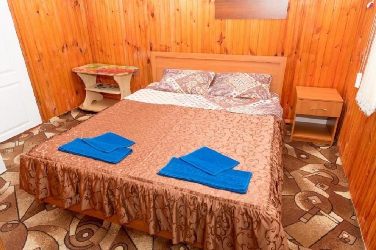 в номере: холодильник, телевизор, кондиционер, душ и туалет