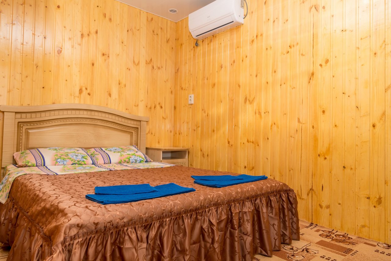 в номере: холодильник, телевизор, кондиционер, душ и туалет