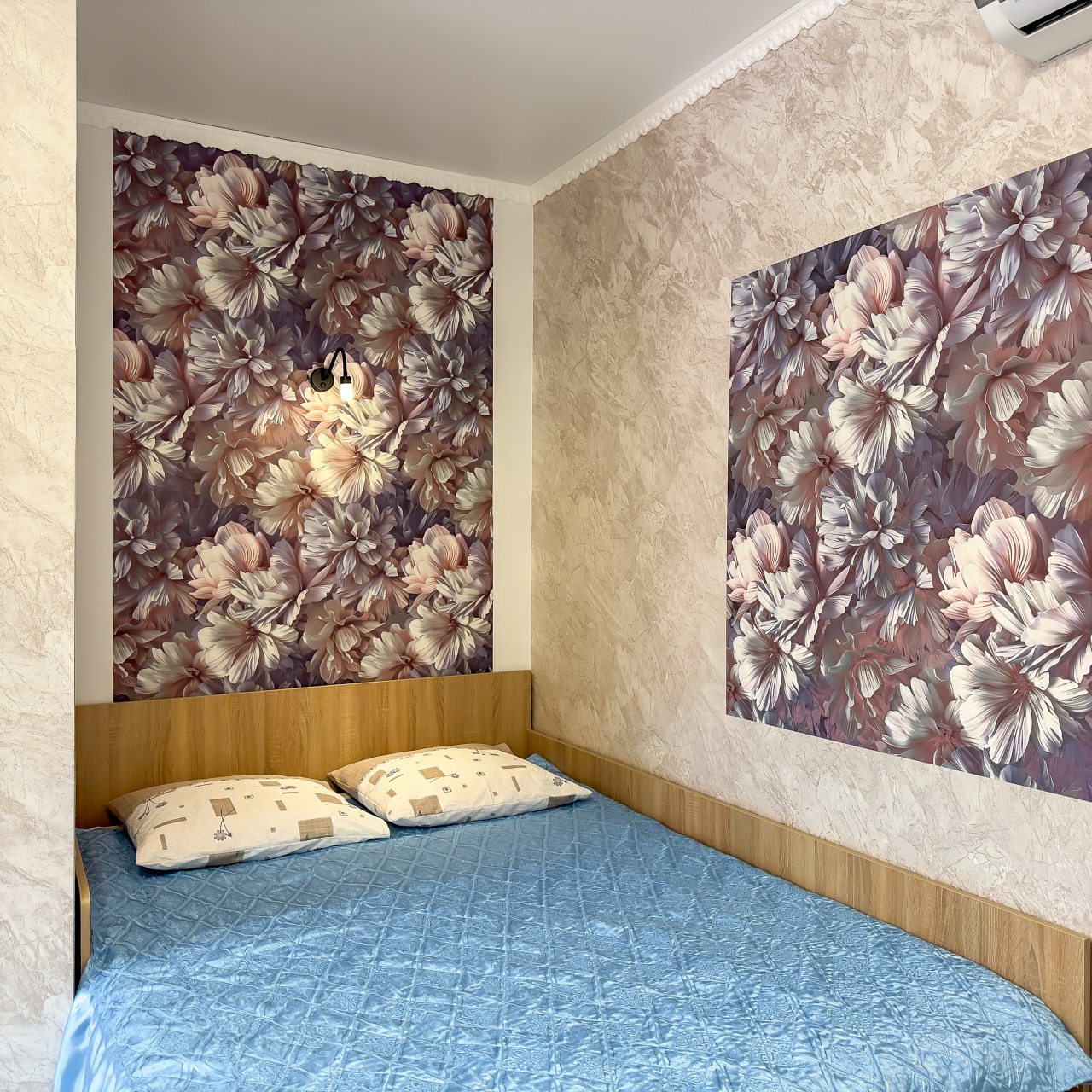 в номере: холодильник, телевизор, кондиционер, душ и туалет