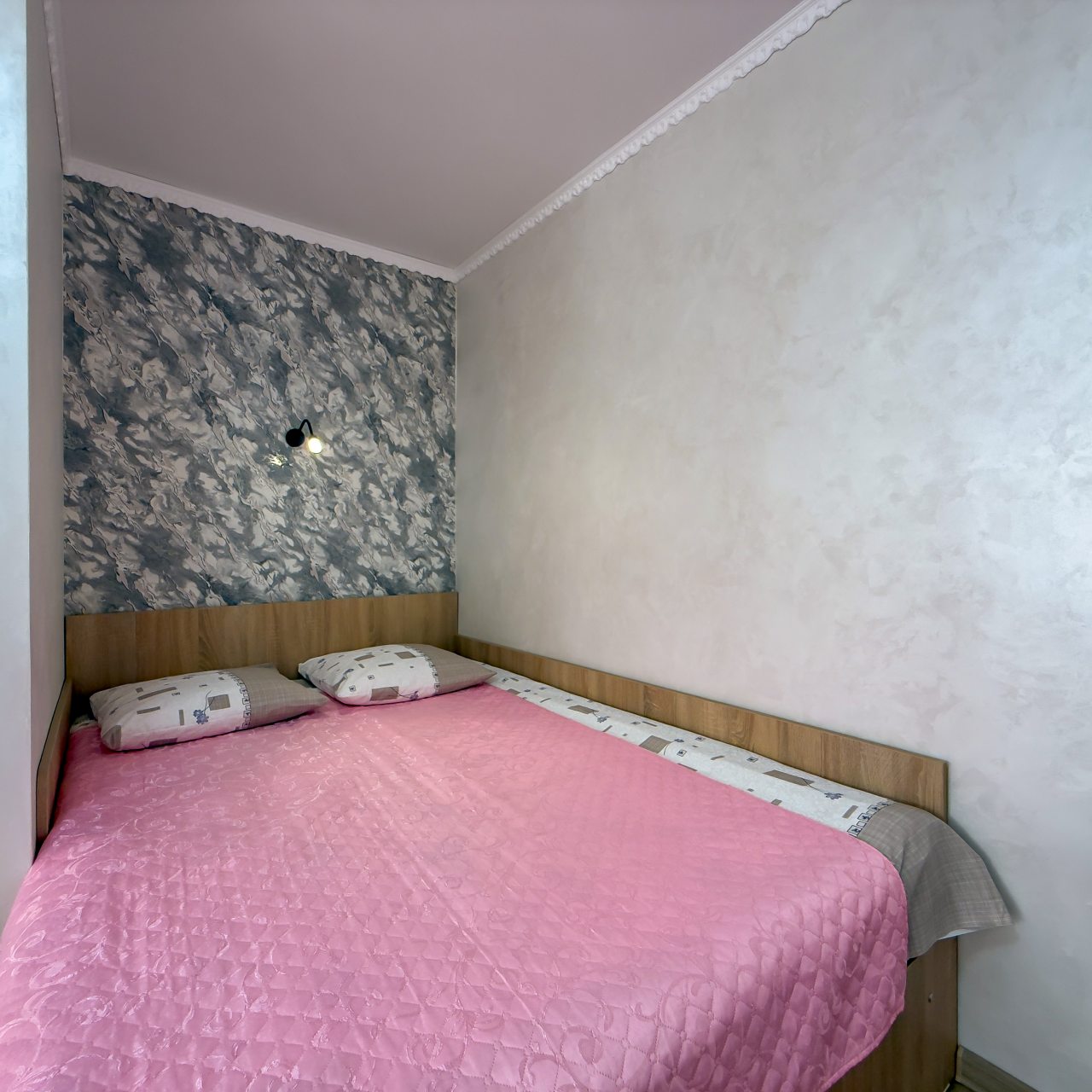 в номере: холодильник, телевизор, кондиционер, душ и туалет