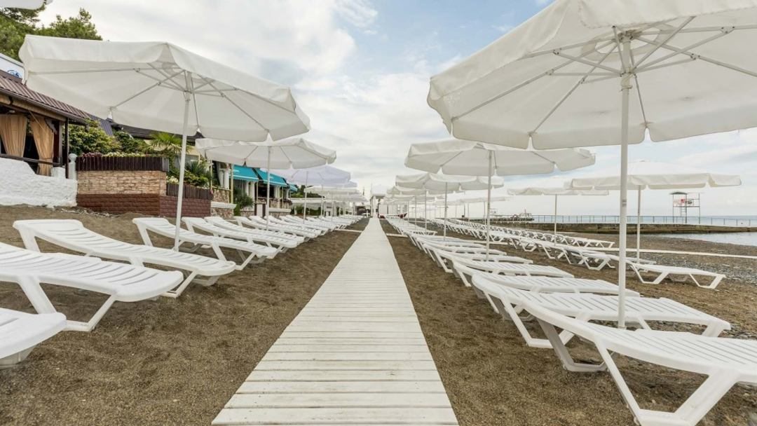 Шезлонги и зонтики на пляже в отеле Жемчужина, Сочи