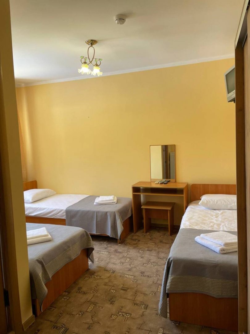 Трехместный (Стандарт с тремя односпальными кроватями) гостиницы Астра, Анапа