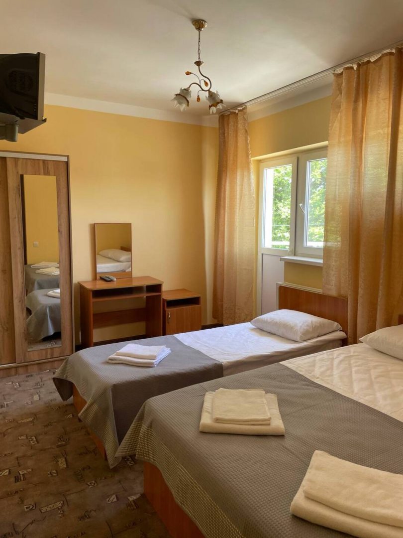 Трехместный (Стандарт с одной односпальной и одной двуспальной кроватями) гостиницы Астра, Анапа