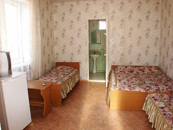 Трехместный (Классический трехместный номер) гостевого дома Надежда на Лермонтова, Витязево