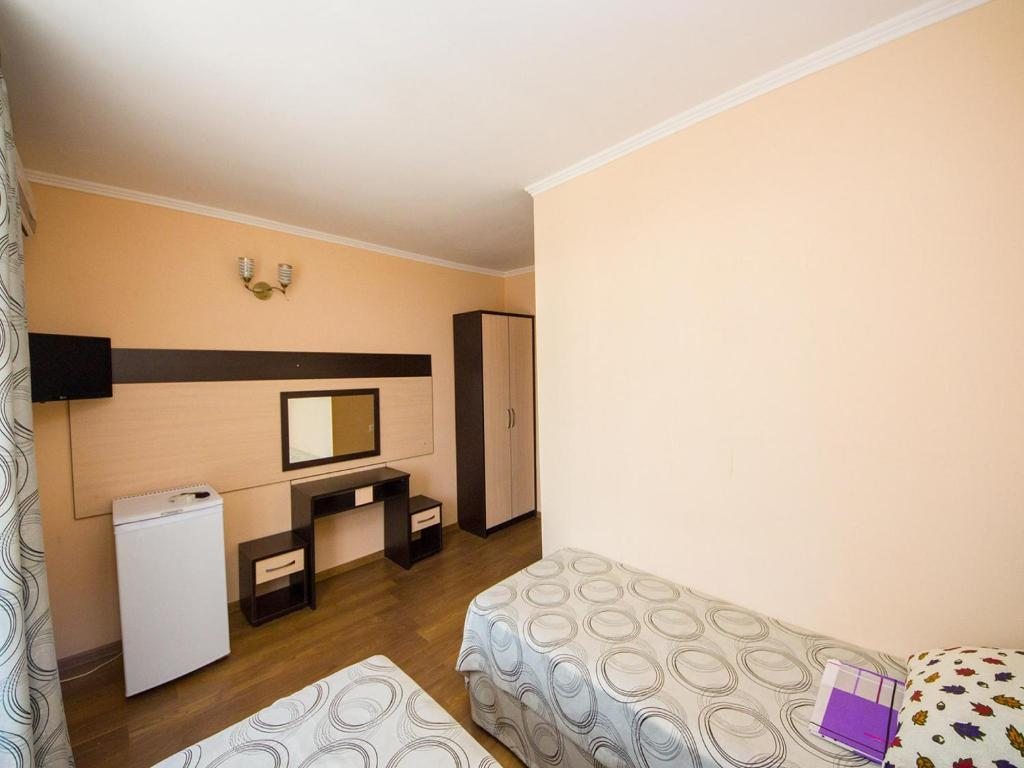 Двухместный (Двухместный номер с 2 отдельными кроватями и балконом) мини-отеля Александр, Витязево