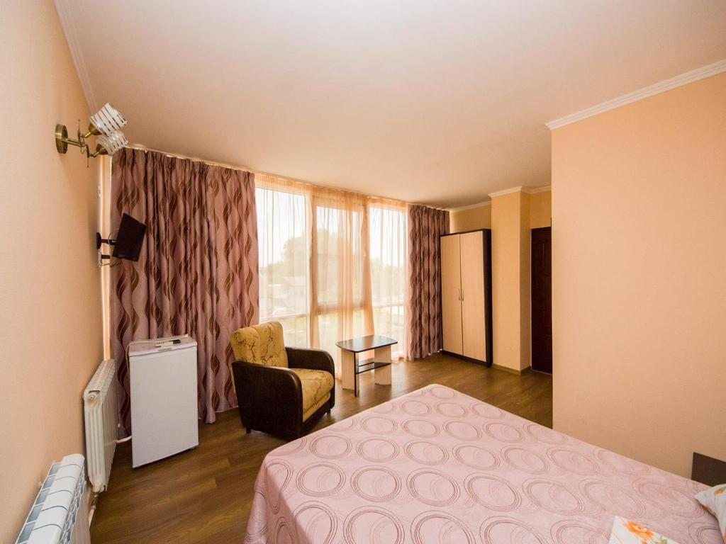 Двухместный (Двухместный номер с 1 двуспальной кроватью и дополнительной кроватью) мини-отеля Александр, Витязево