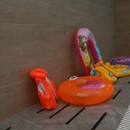 Игрушки для бассейна, Отель Браво