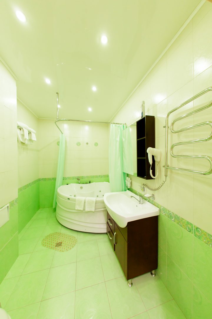 Ванная комната в номере отеля Лайм, Хабаровск. Отель Лайм