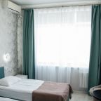 Уютный однокомнатный номер, состоящий из небольшой прихожей