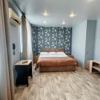 Уютный однокомнатный номер, состоящий из небольшой прихожей.