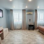 Уютный однокомнатный номер, состоящий из небольшой прихожей.