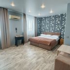 Уютный однокомнатный номер, состоящий из небольшой прихожей.