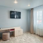 Уютный однокомнатный номер, состоящий из небольшой прихожей.